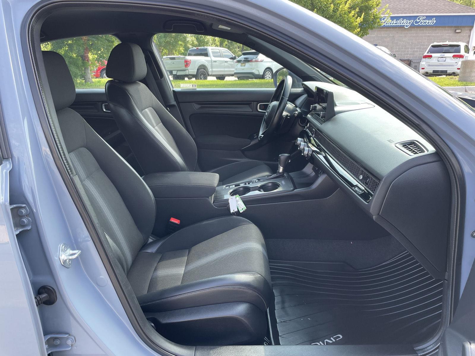Vehicle photo 19