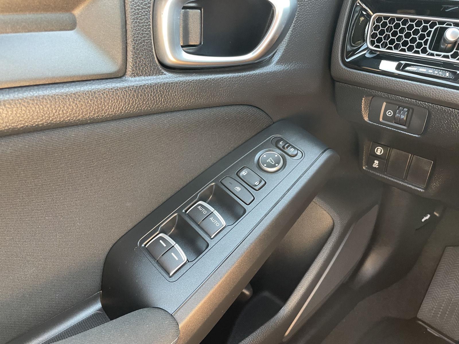 Vehicle photo 27