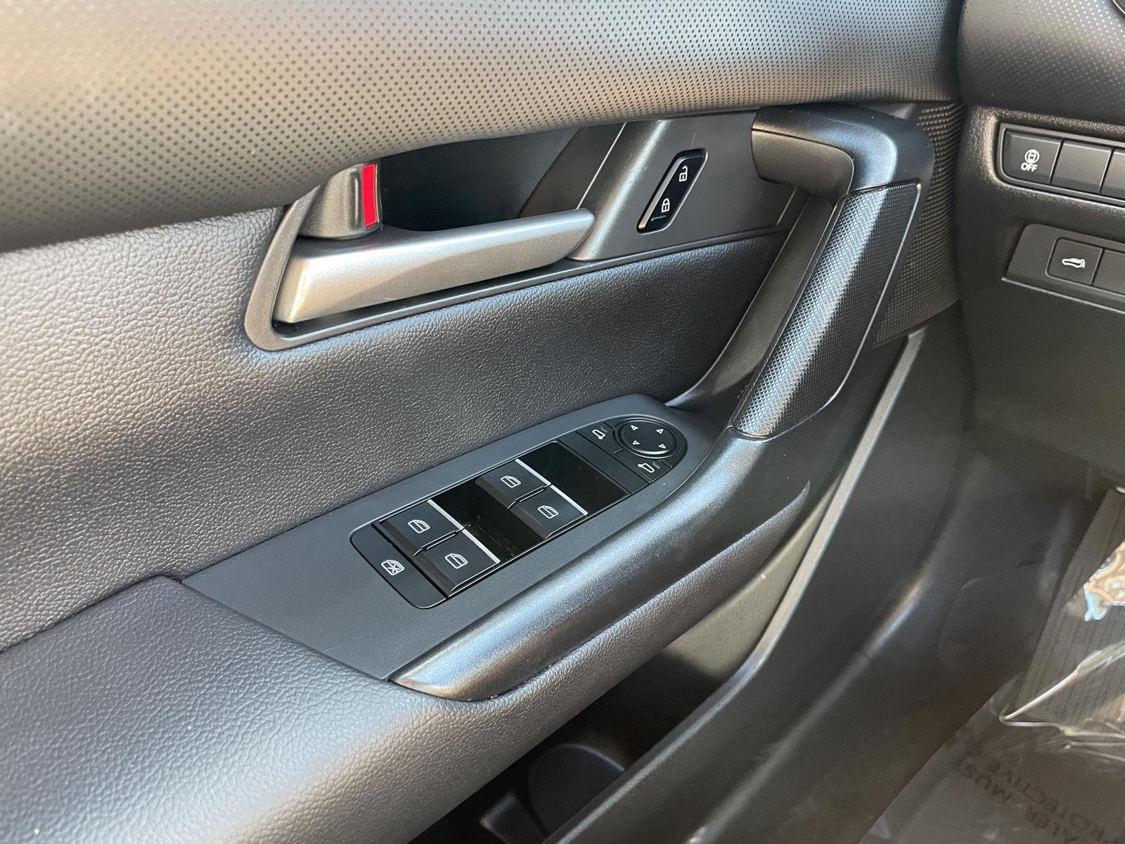 Vehicle photo 27