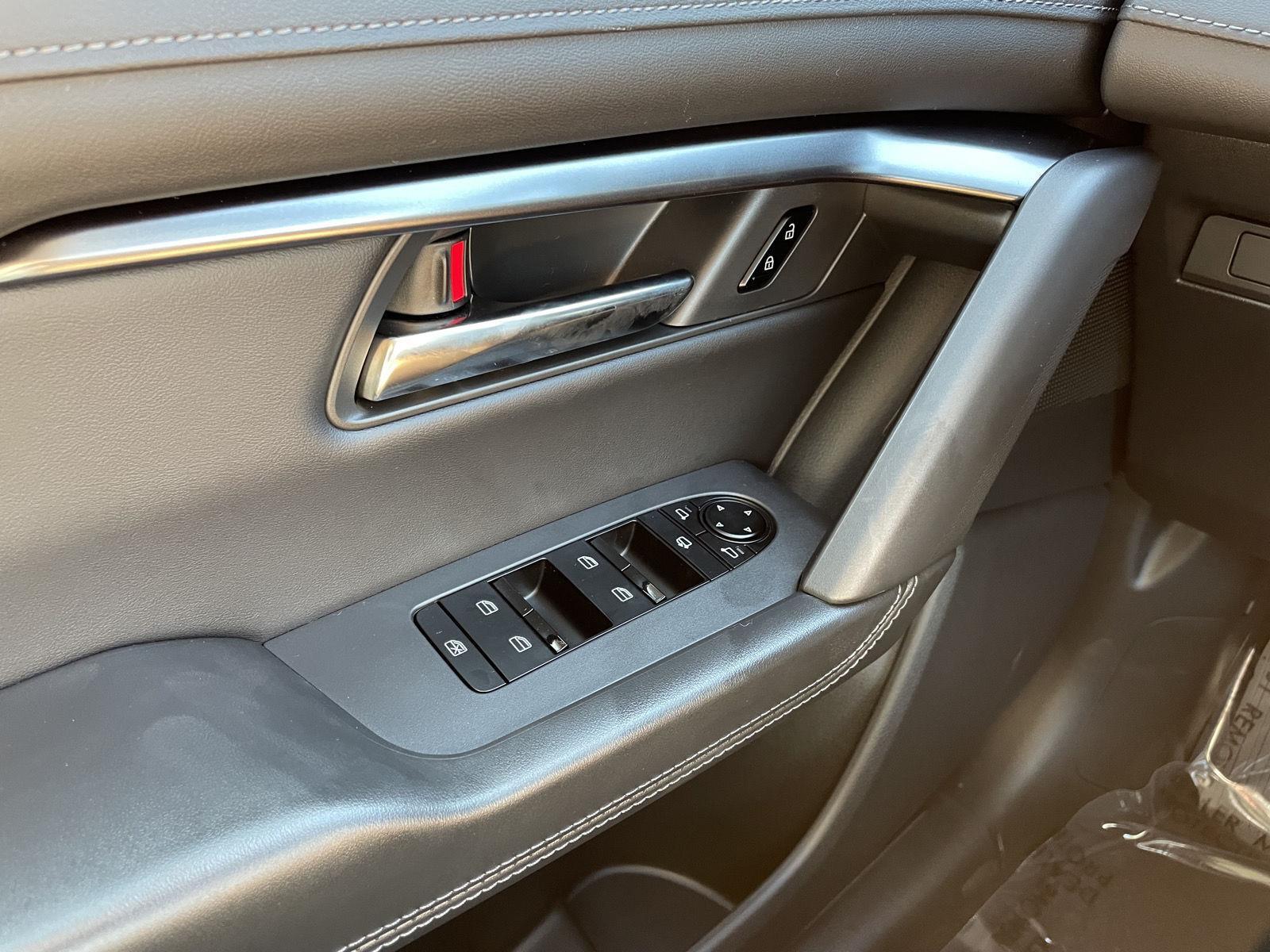 Vehicle photo 25