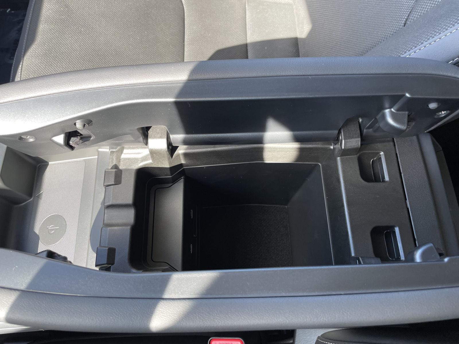 Vehicle photo 28
