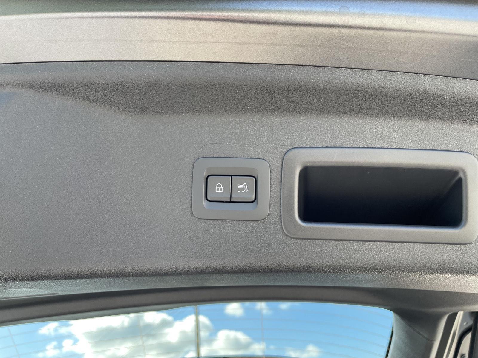 Vehicle photo 33