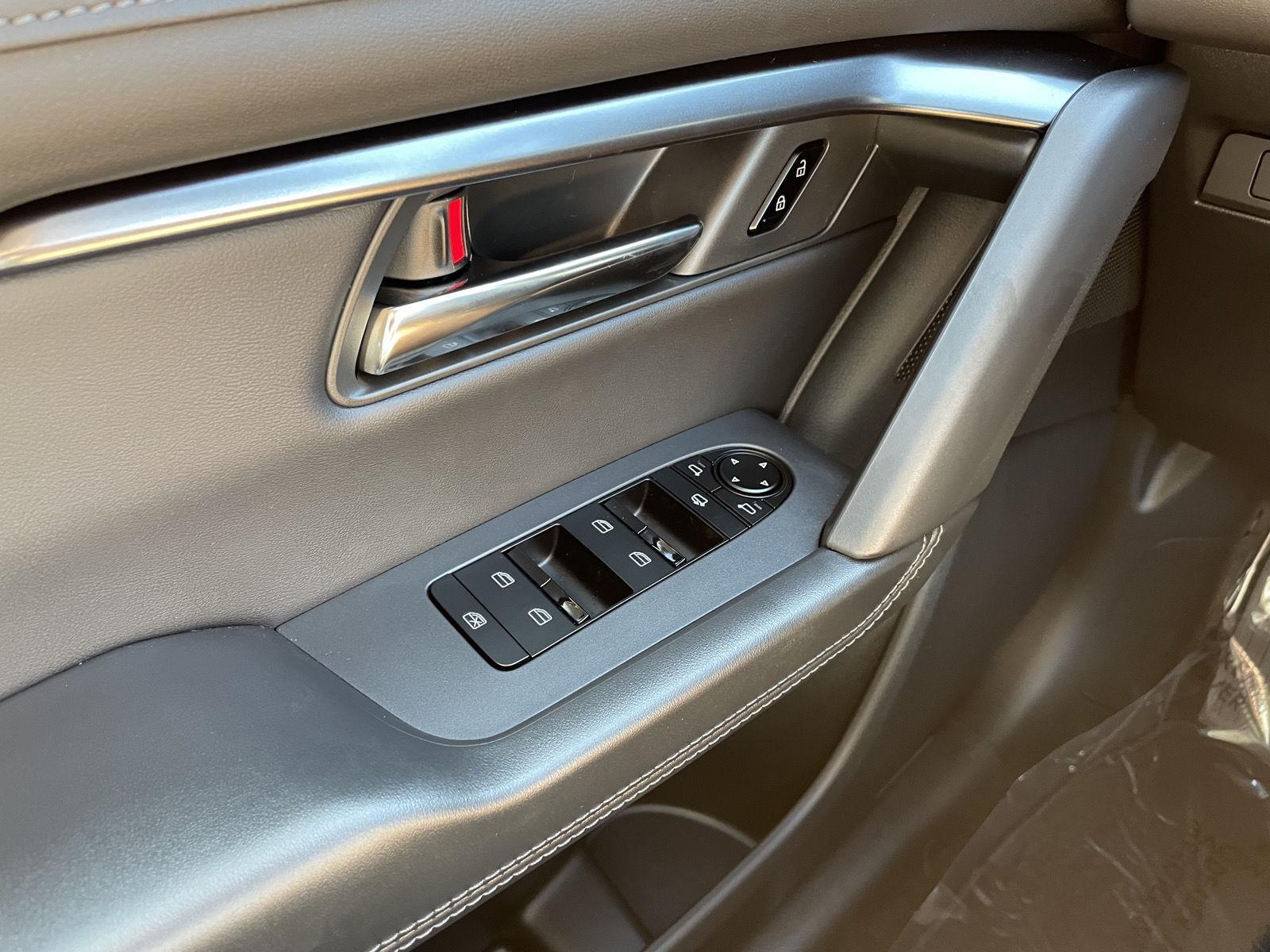 Vehicle photo 25