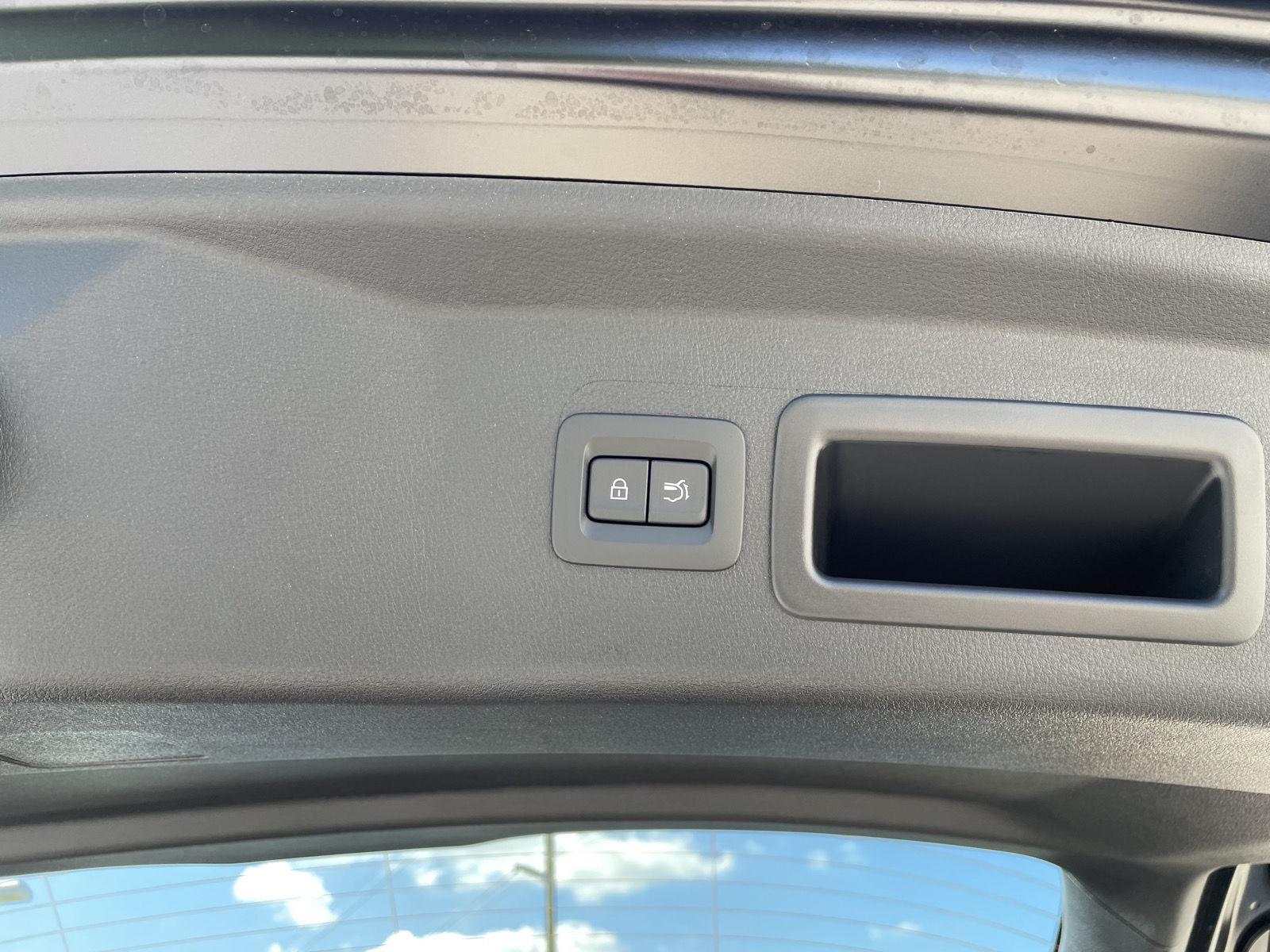 Vehicle photo 33