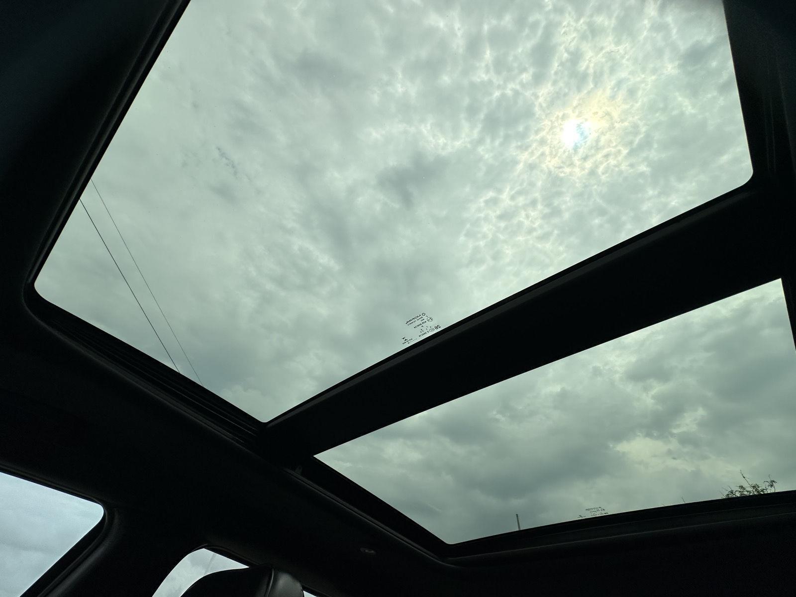 Vehicle photo 23