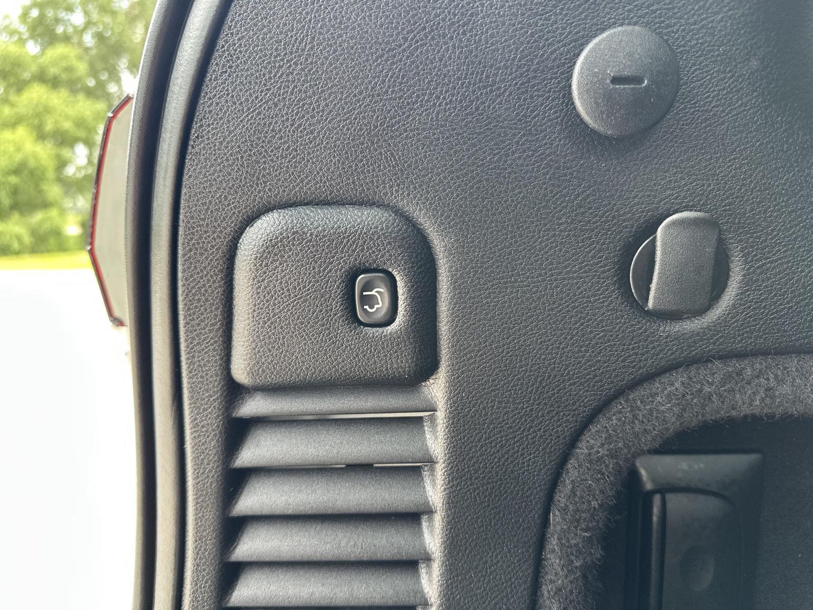 Vehicle photo 37