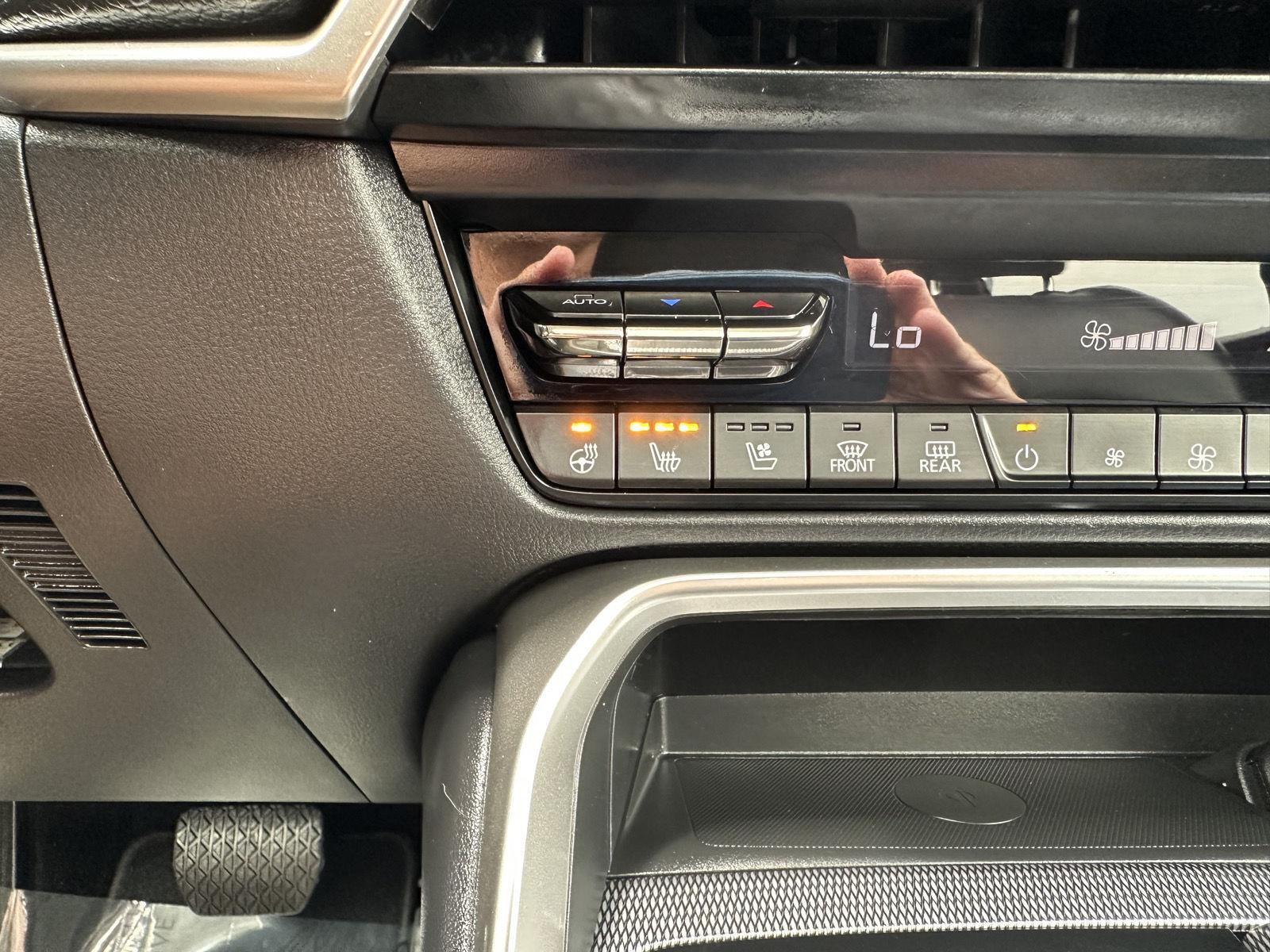 Vehicle photo 30
