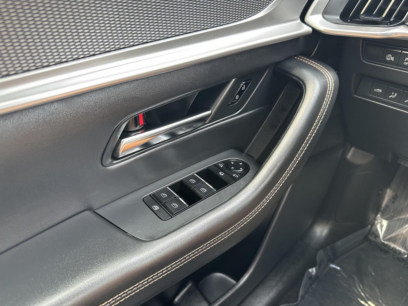 Vehicle photo 33