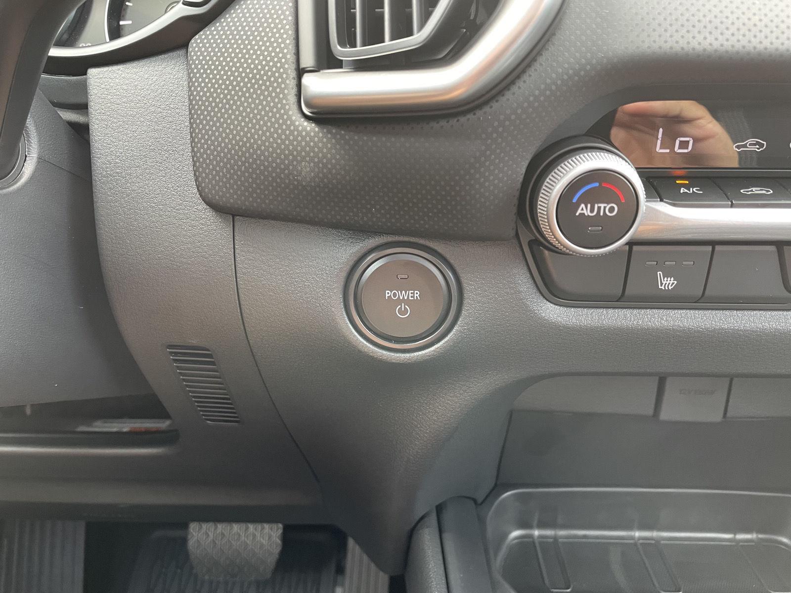 Vehicle photo 24