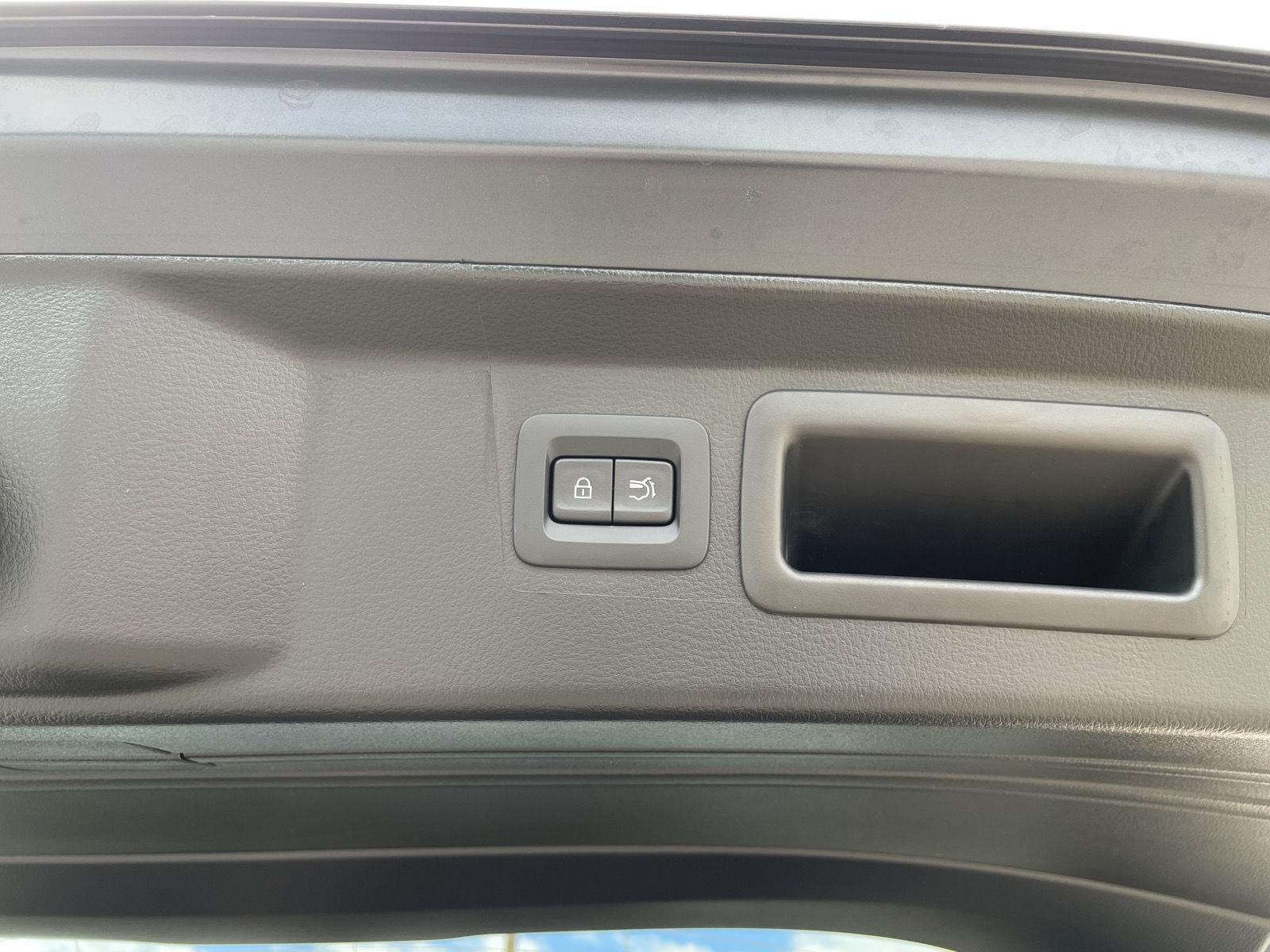 Vehicle photo 35