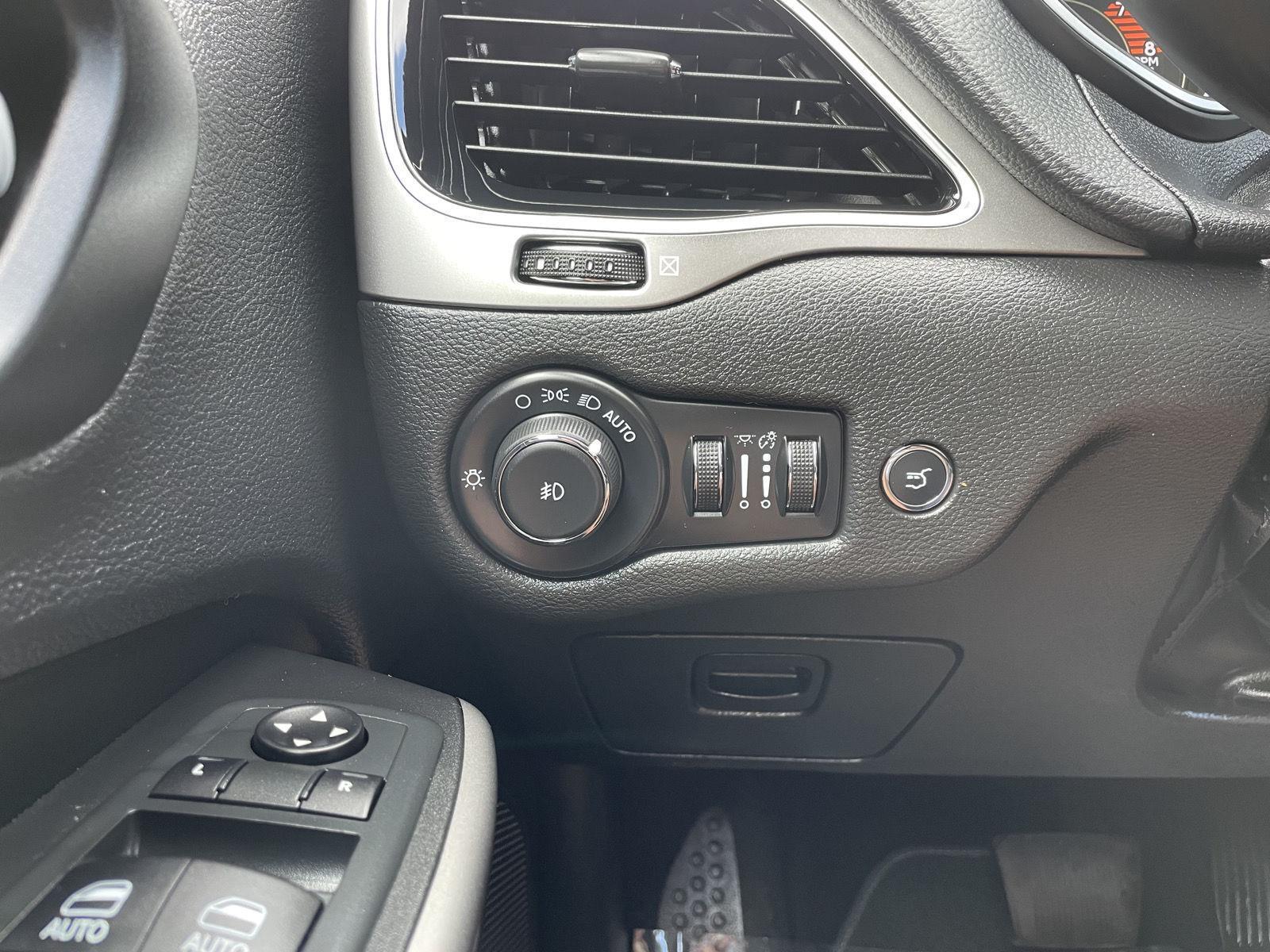 Vehicle photo 15