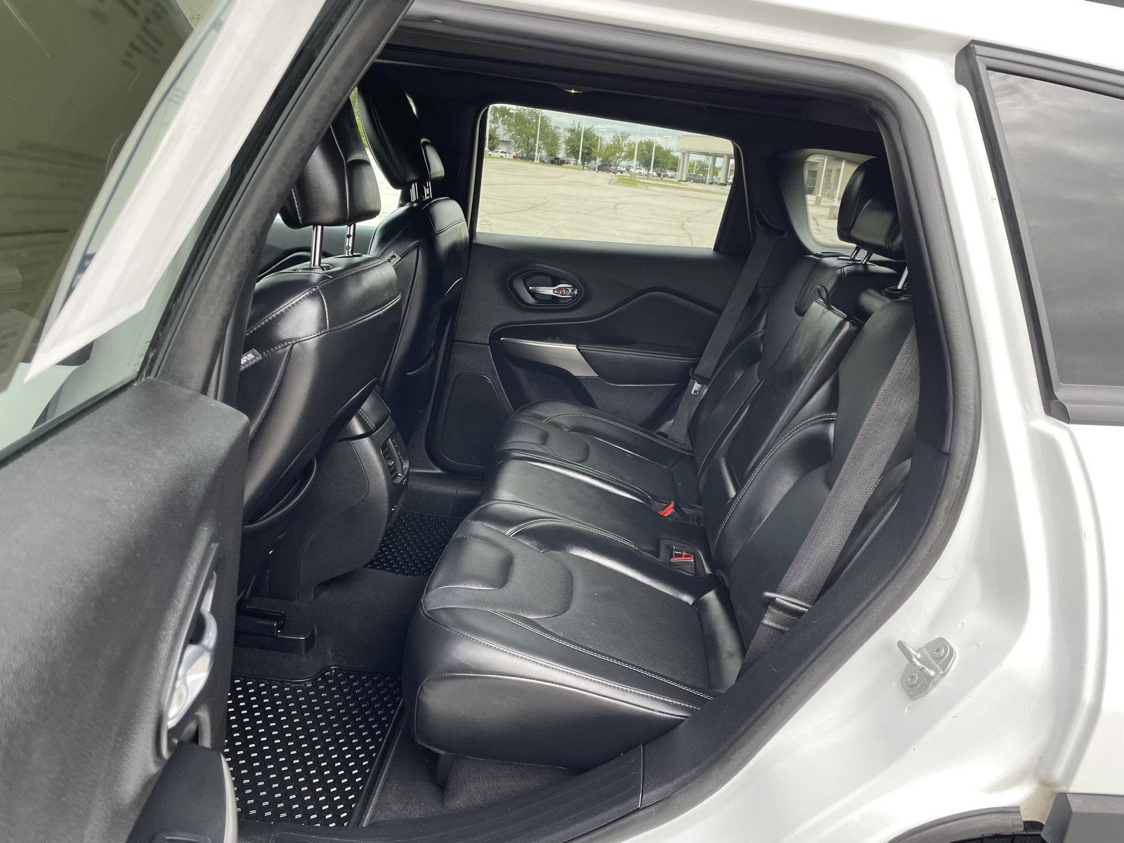 Vehicle photo 19