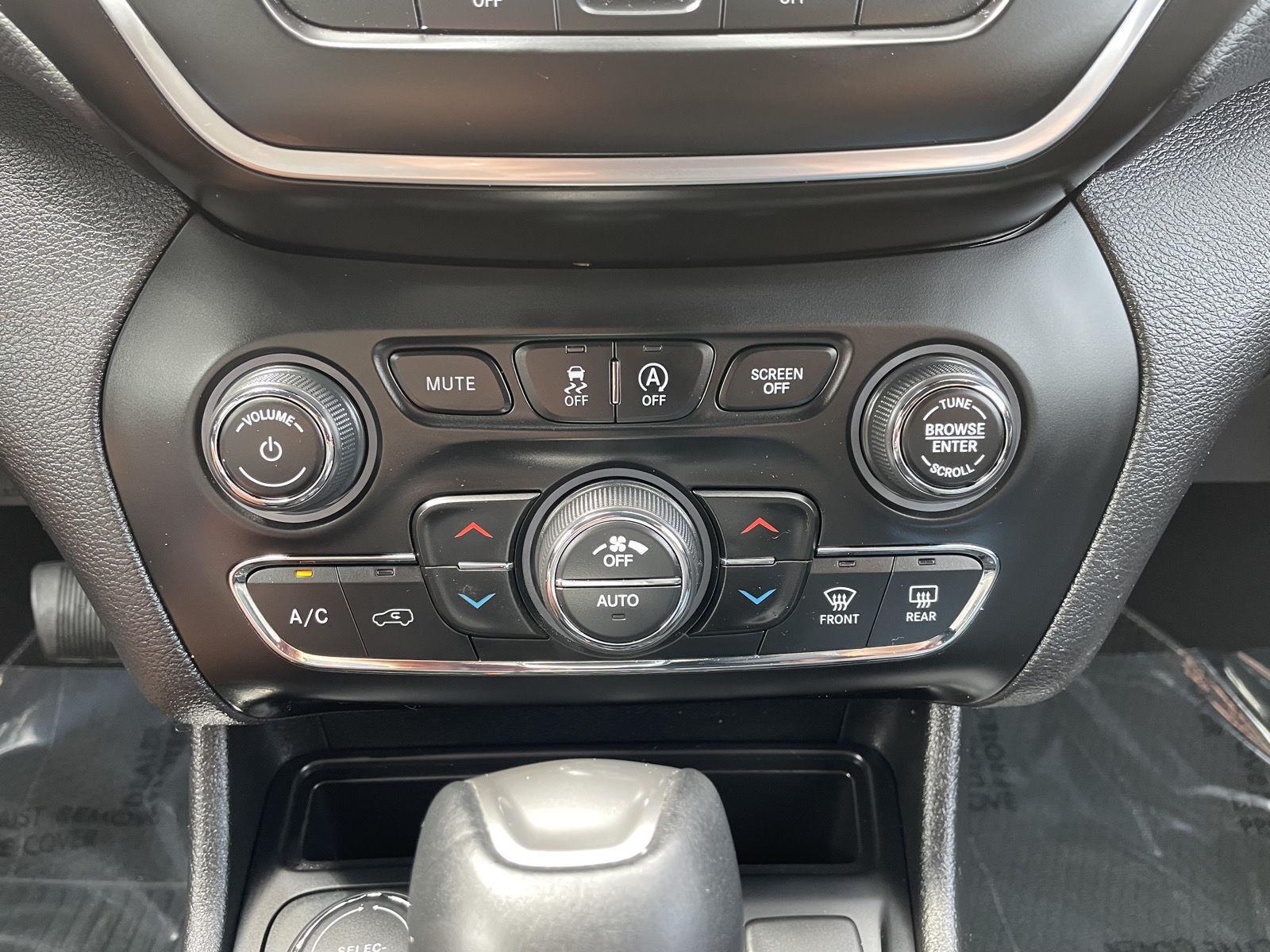 Vehicle photo 25
