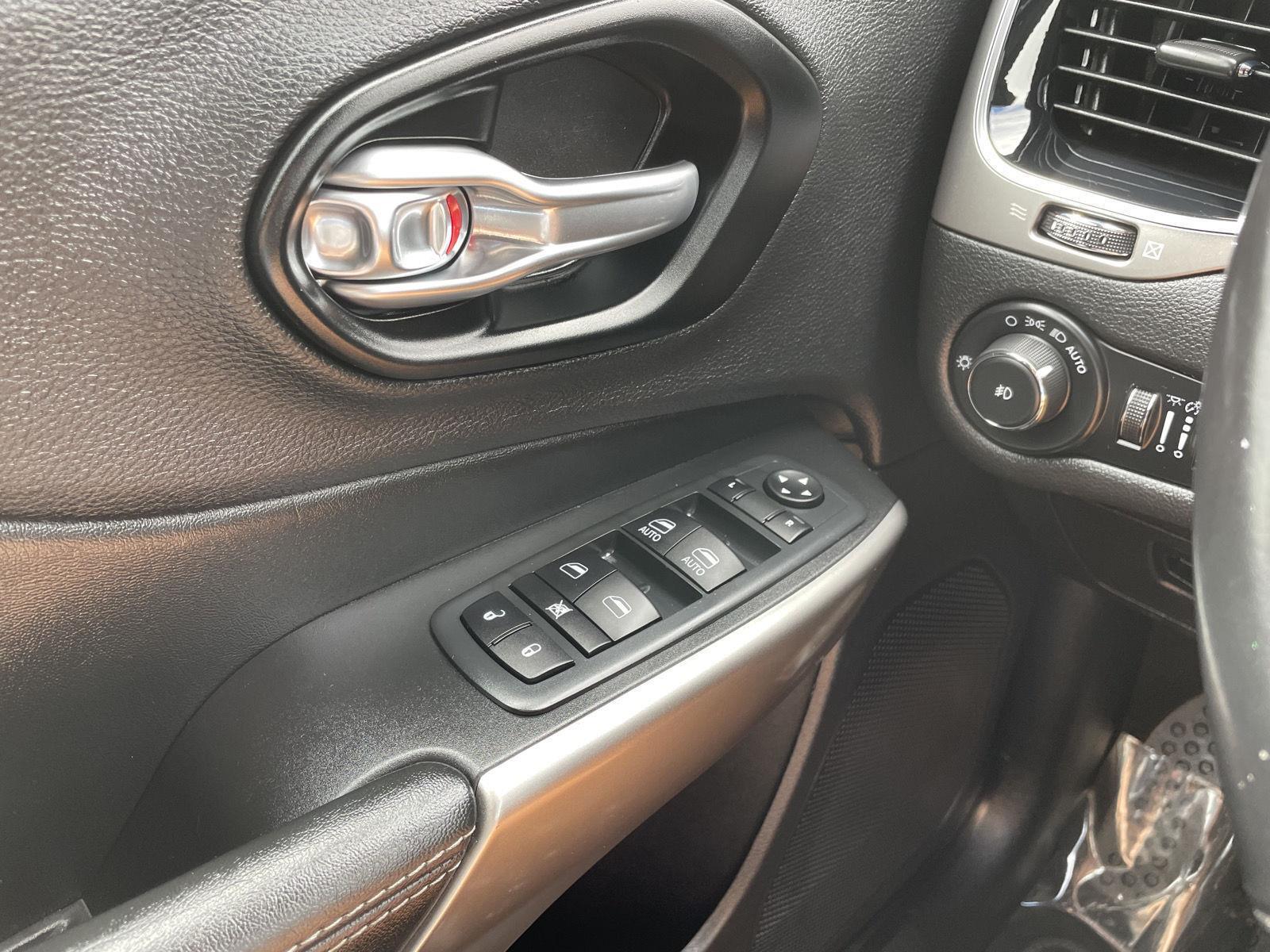 Vehicle photo 28