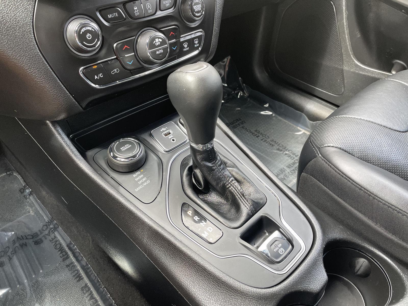 Vehicle photo 29