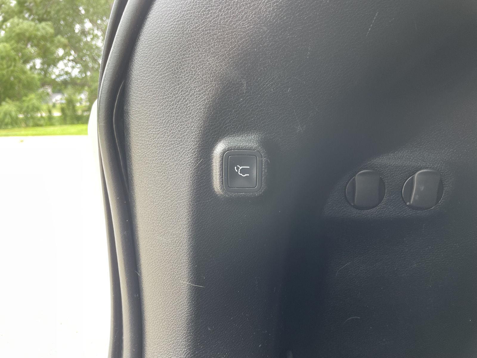Vehicle photo 34