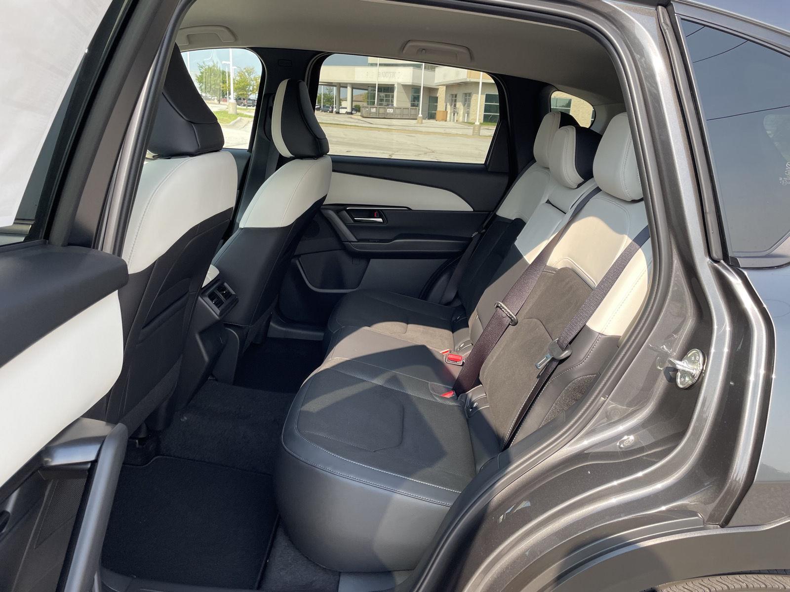 Vehicle photo 19