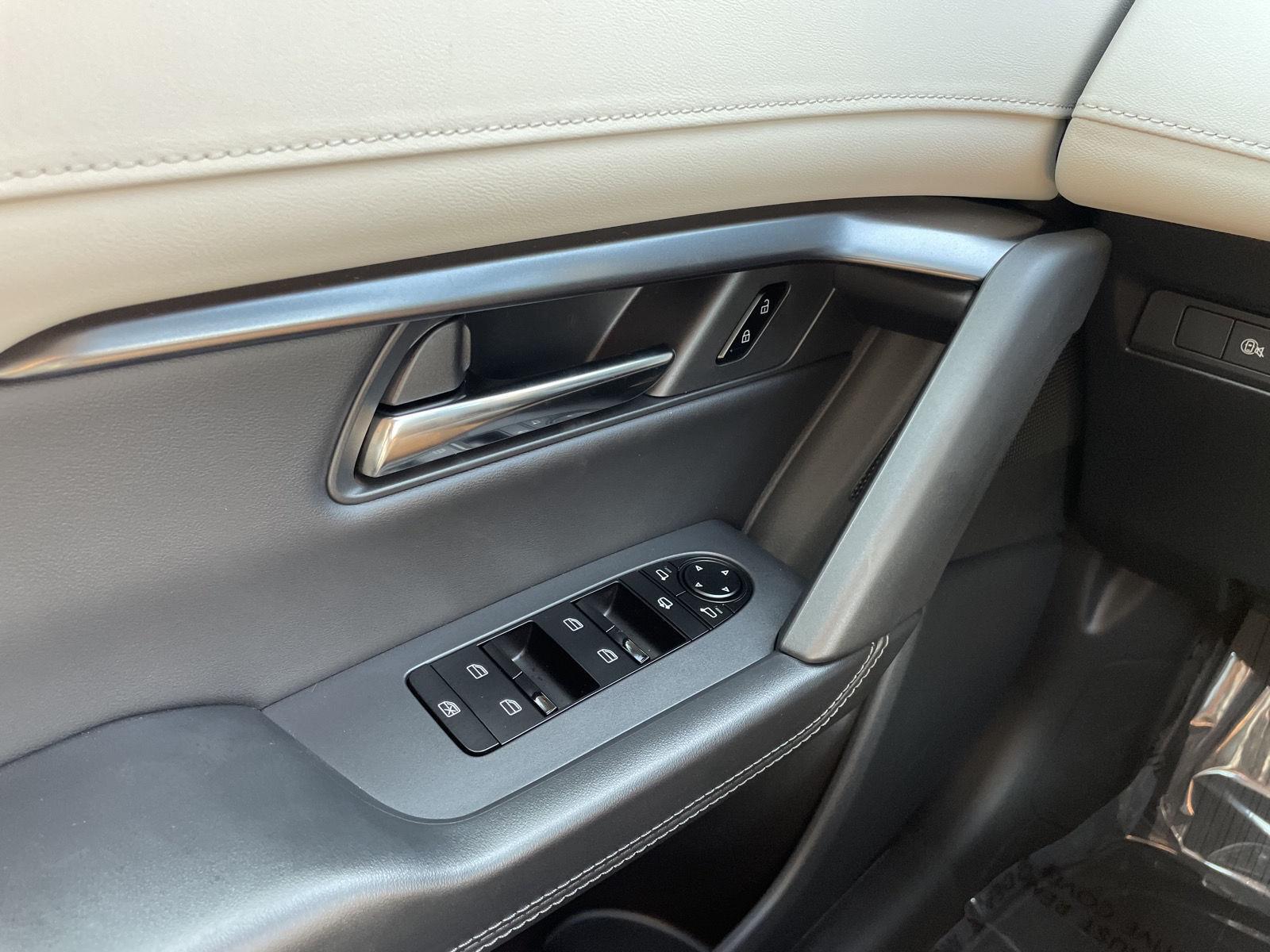Vehicle photo 25