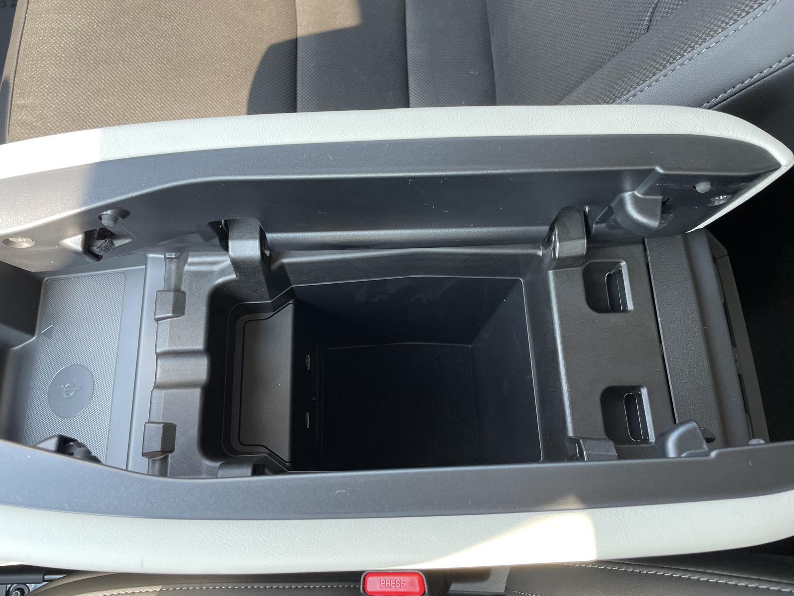 Vehicle photo 28