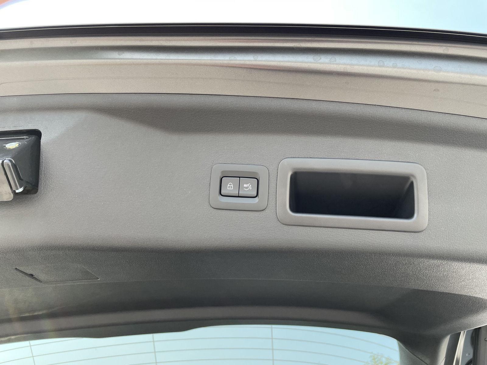 Vehicle photo 33