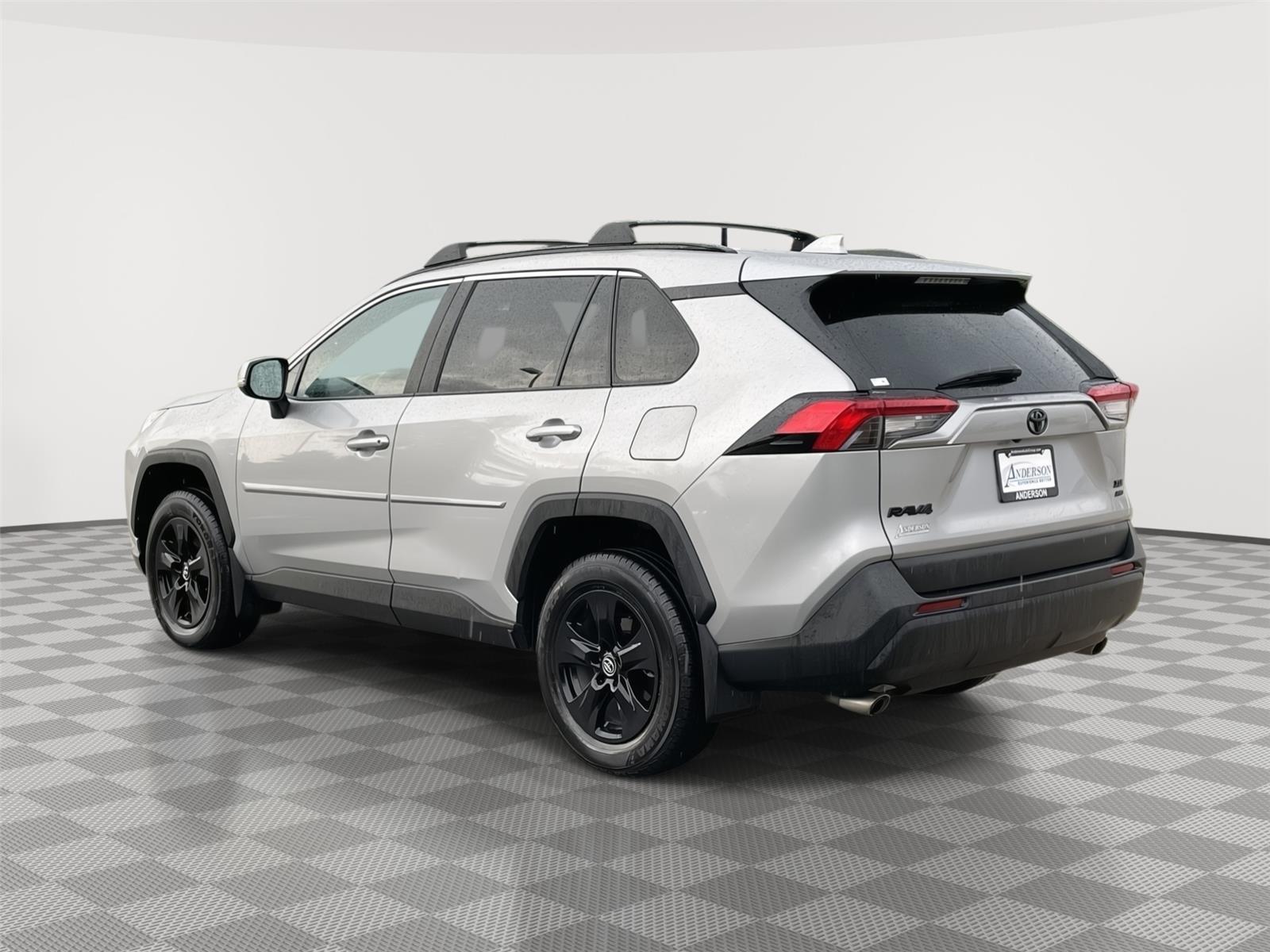 Vehicle photo 9