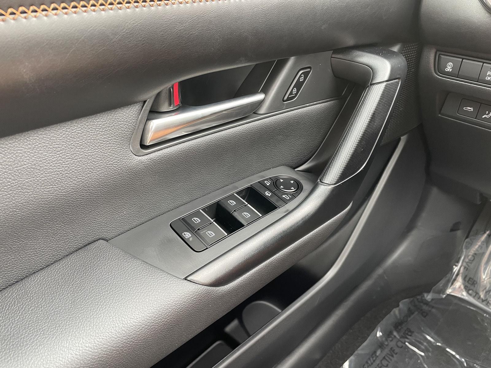 Vehicle photo 29
