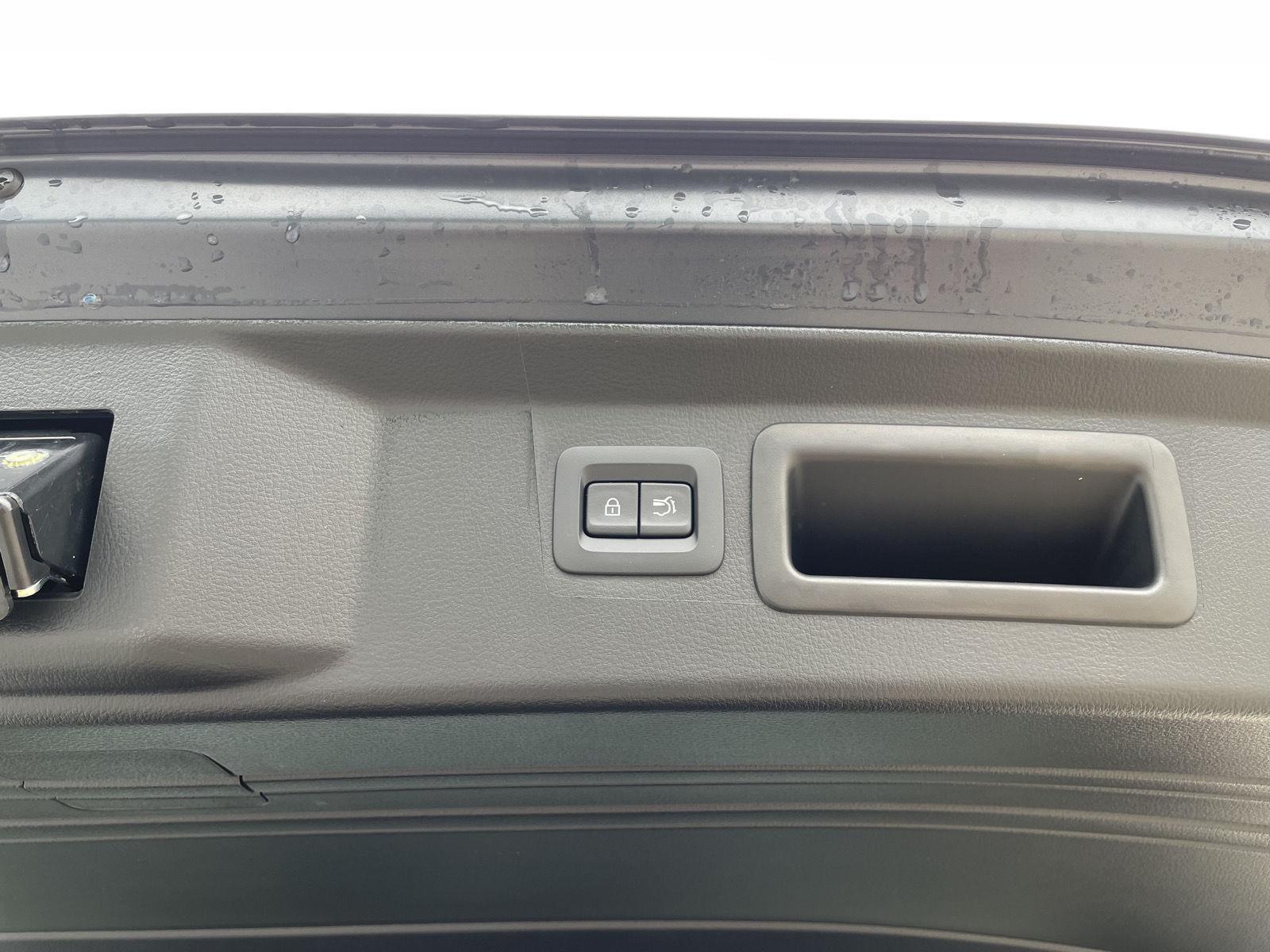 Vehicle photo 37