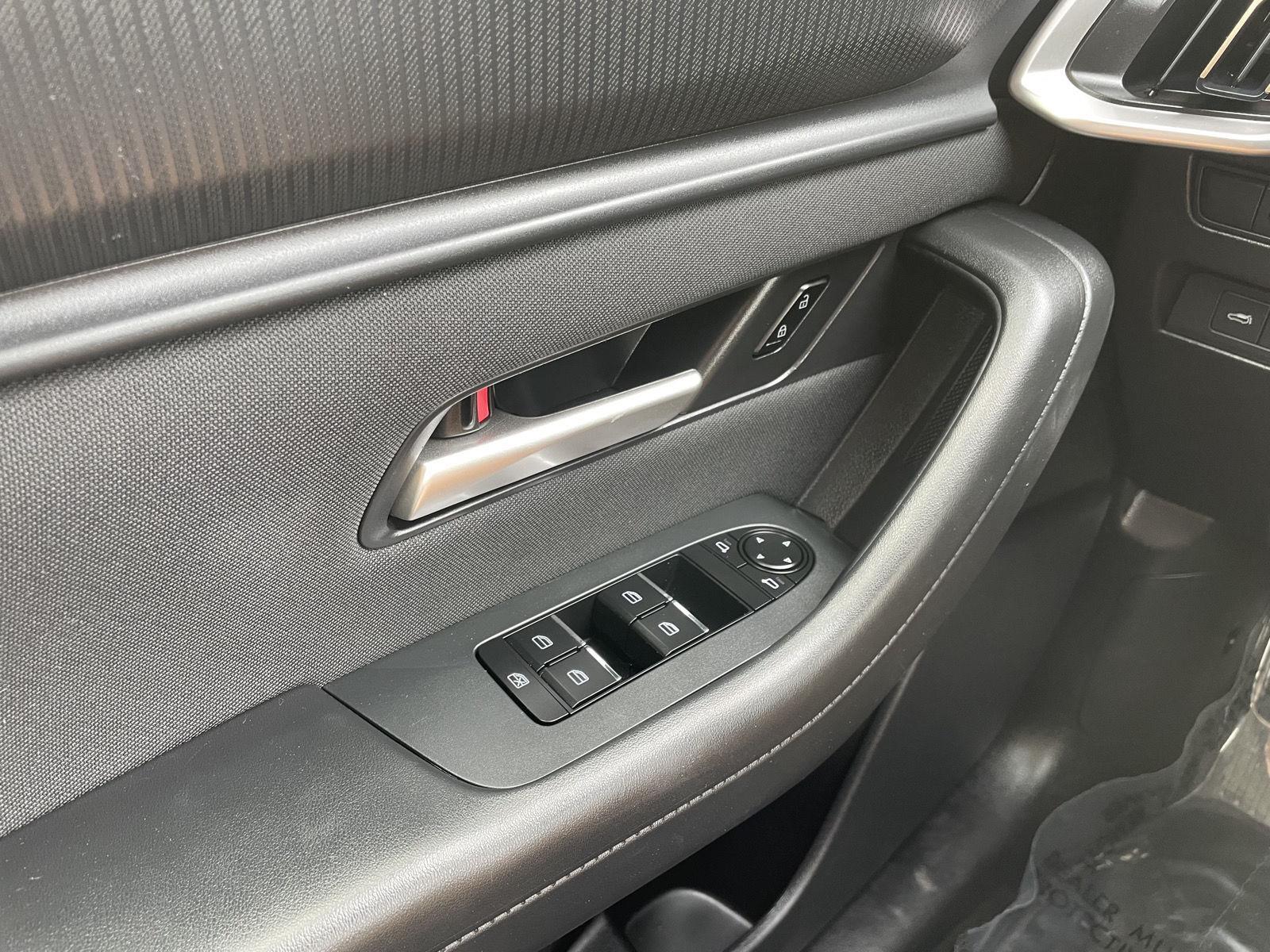 Vehicle photo 27