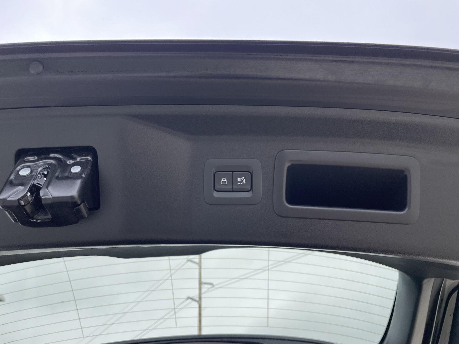 Vehicle photo 34