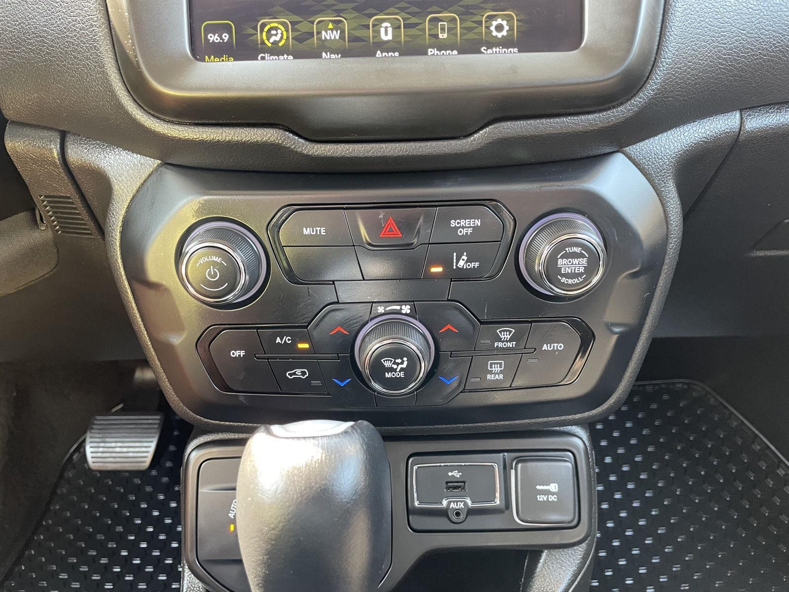 Vehicle photo 26