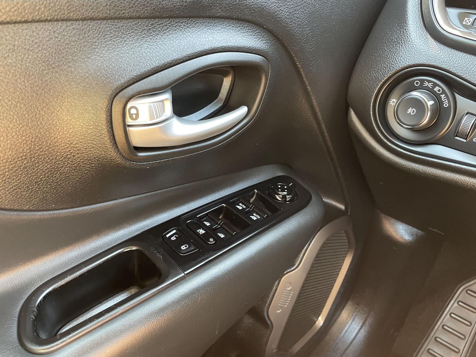Vehicle photo 28