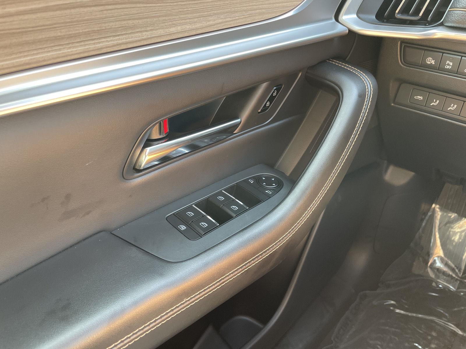 Vehicle photo 29