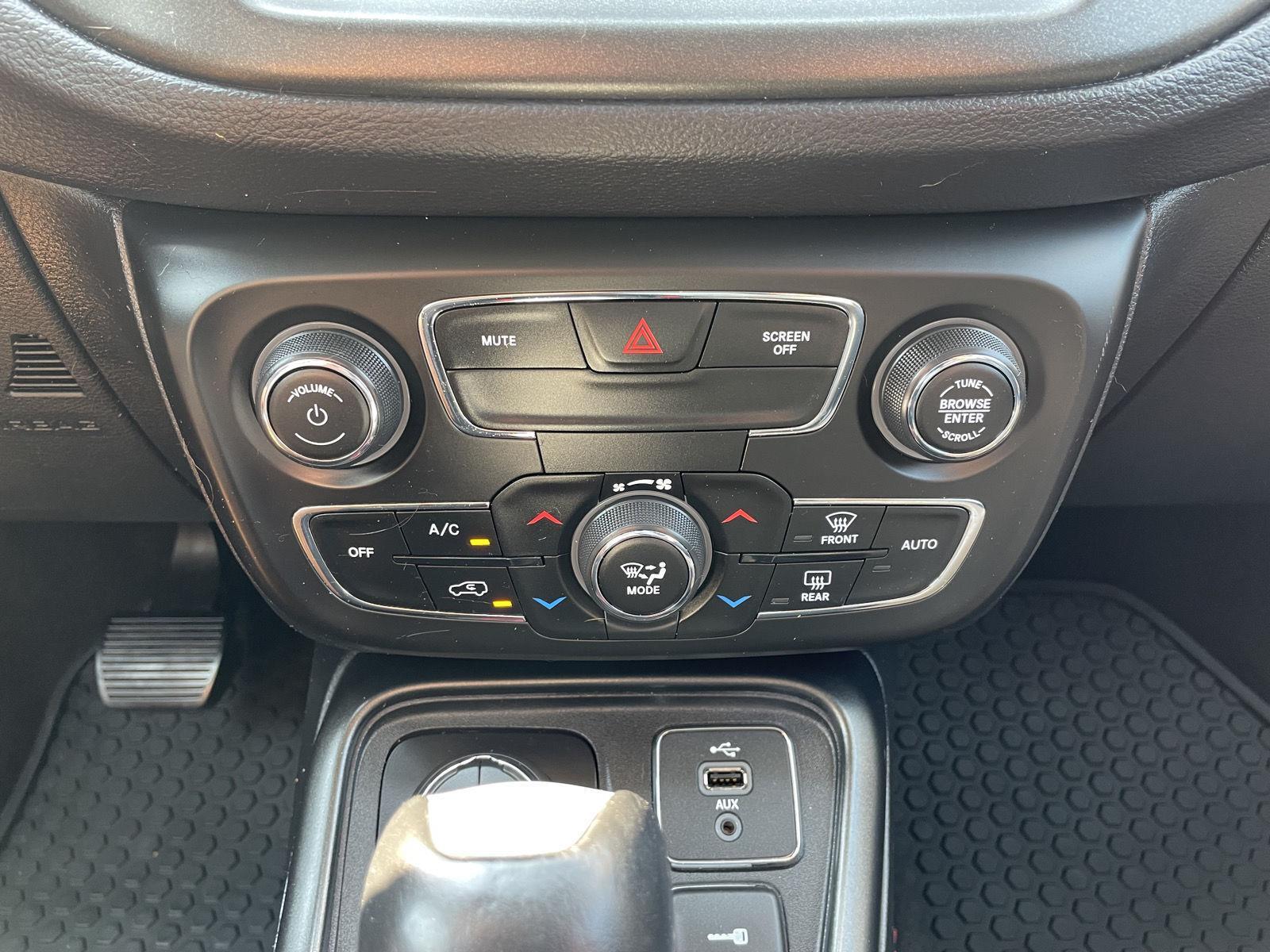 Vehicle photo 23