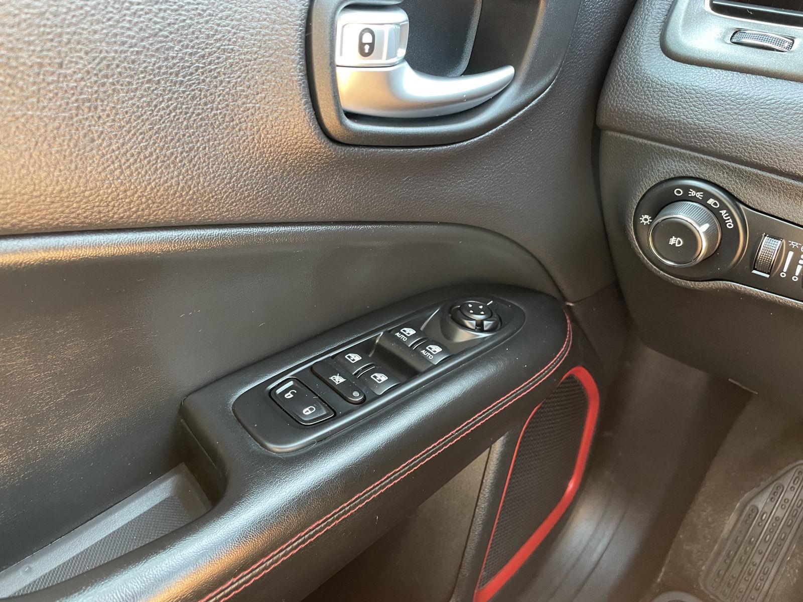 Vehicle photo 26