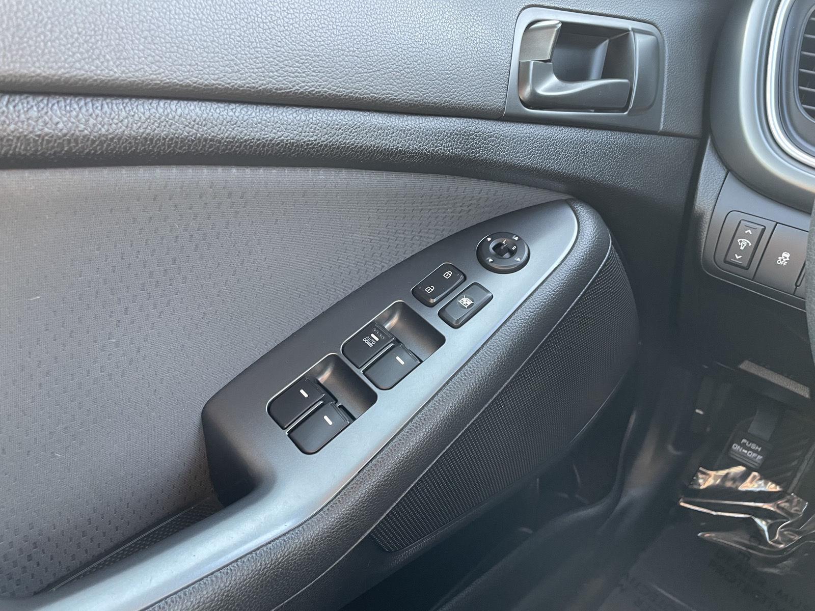 Vehicle photo 25