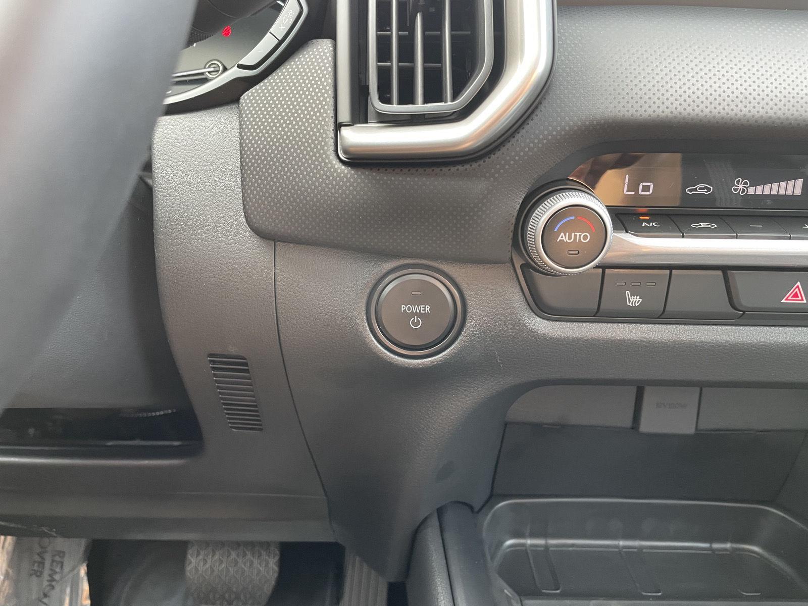Vehicle photo 24