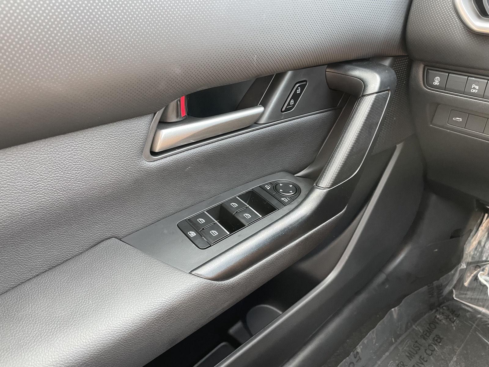 Vehicle photo 26