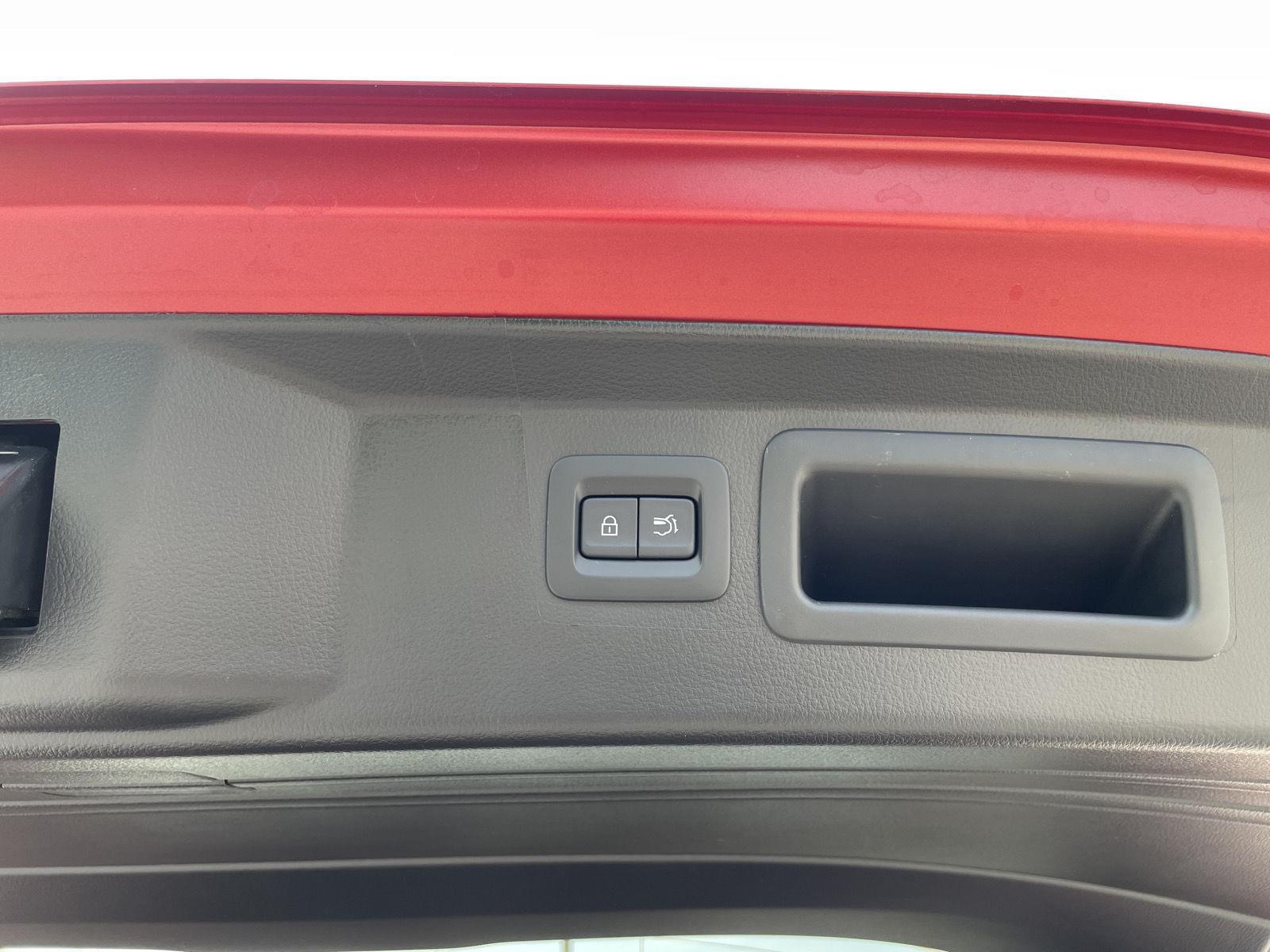 Vehicle photo 33