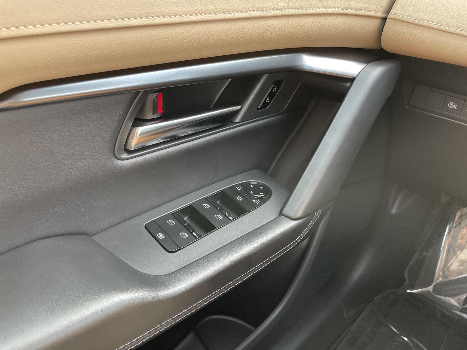 Vehicle photo 28