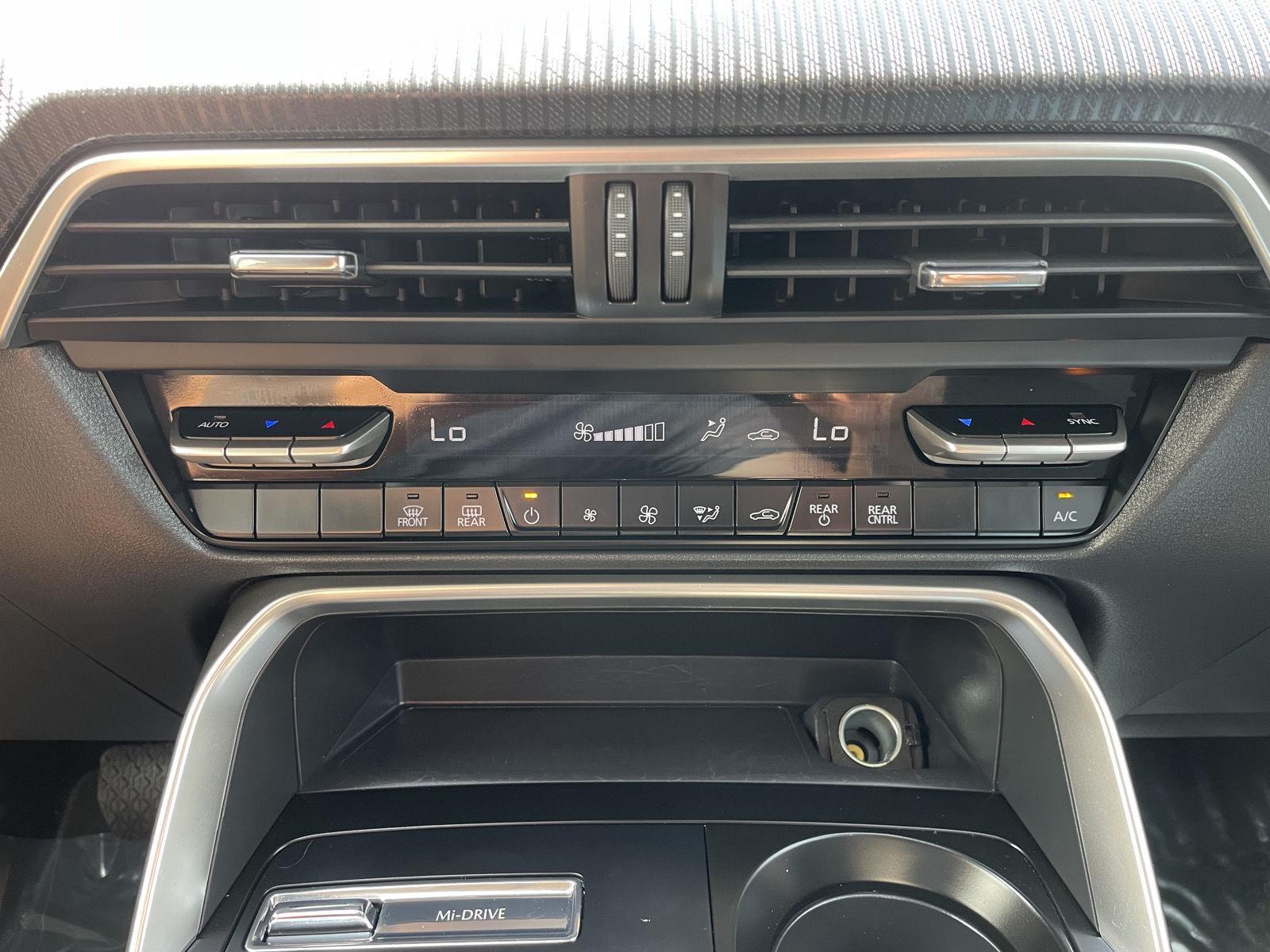 Vehicle photo 26
