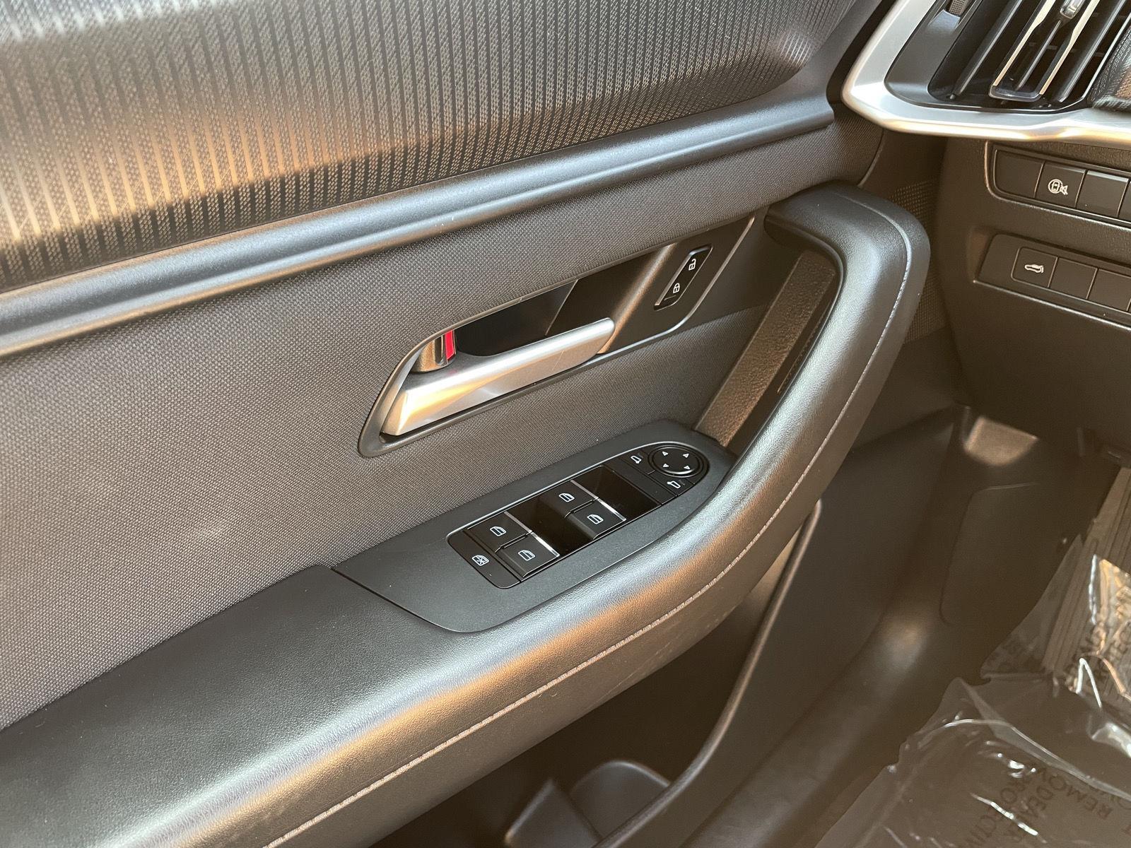 Vehicle photo 27