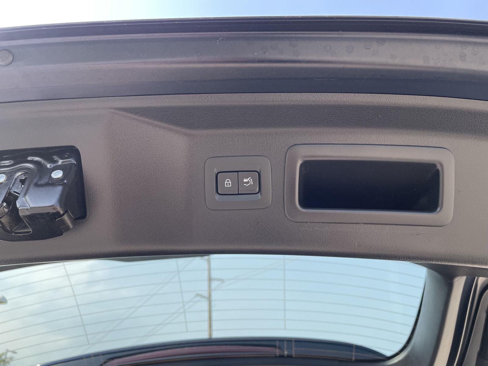 Vehicle photo 34