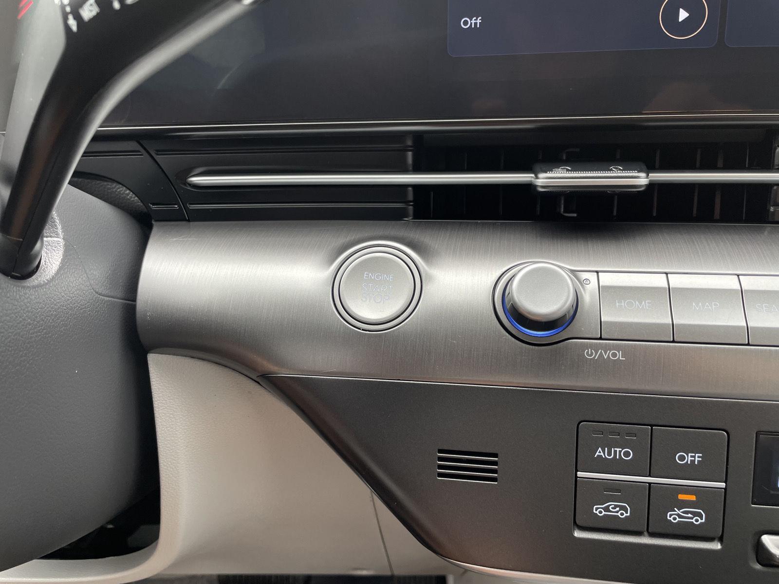 Vehicle photo 23