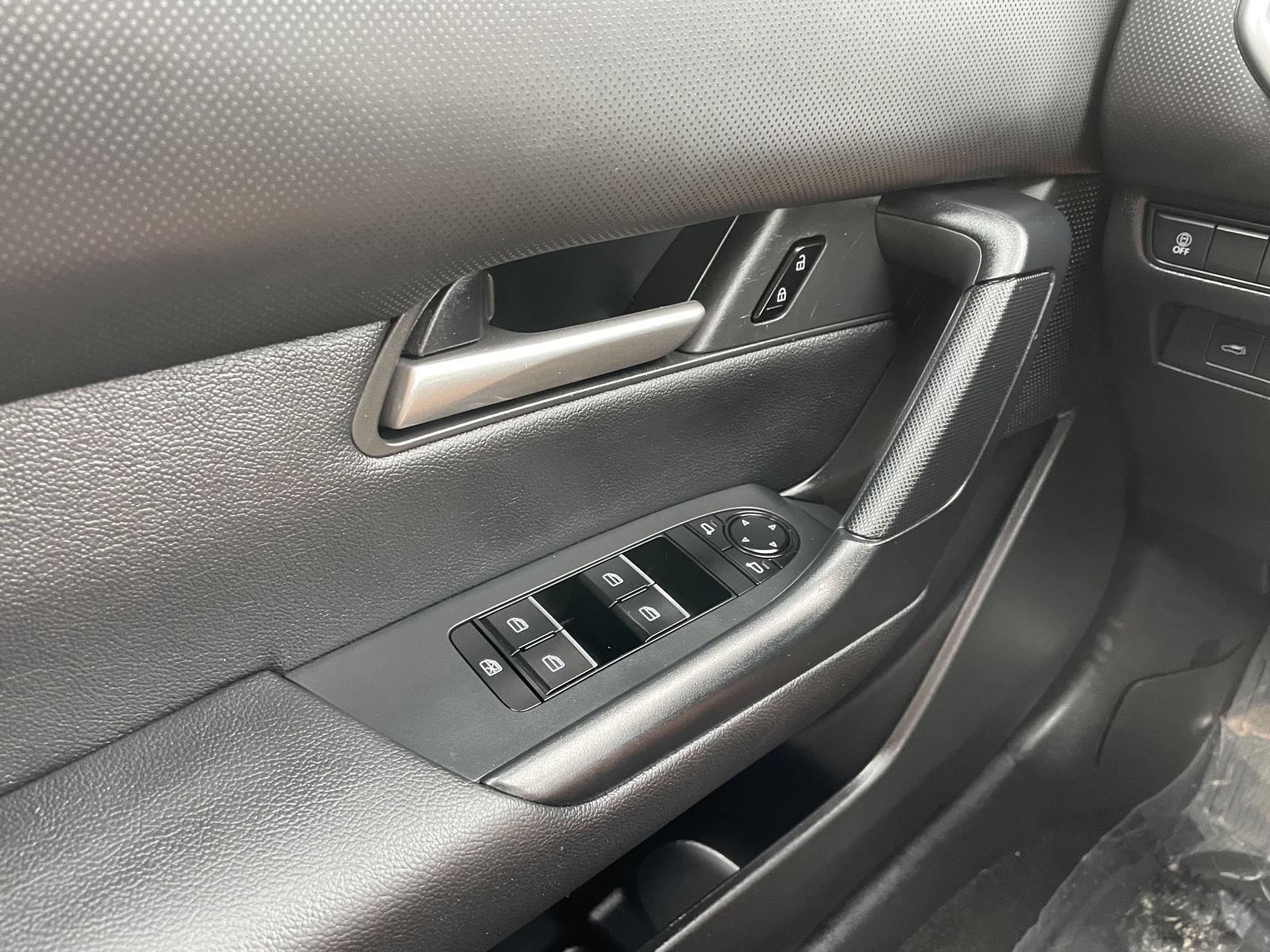 Vehicle photo 26