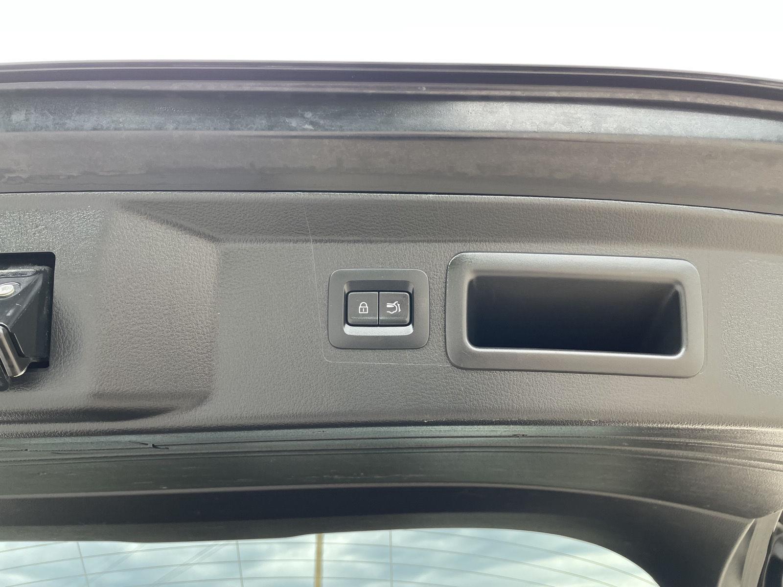 Vehicle photo 34