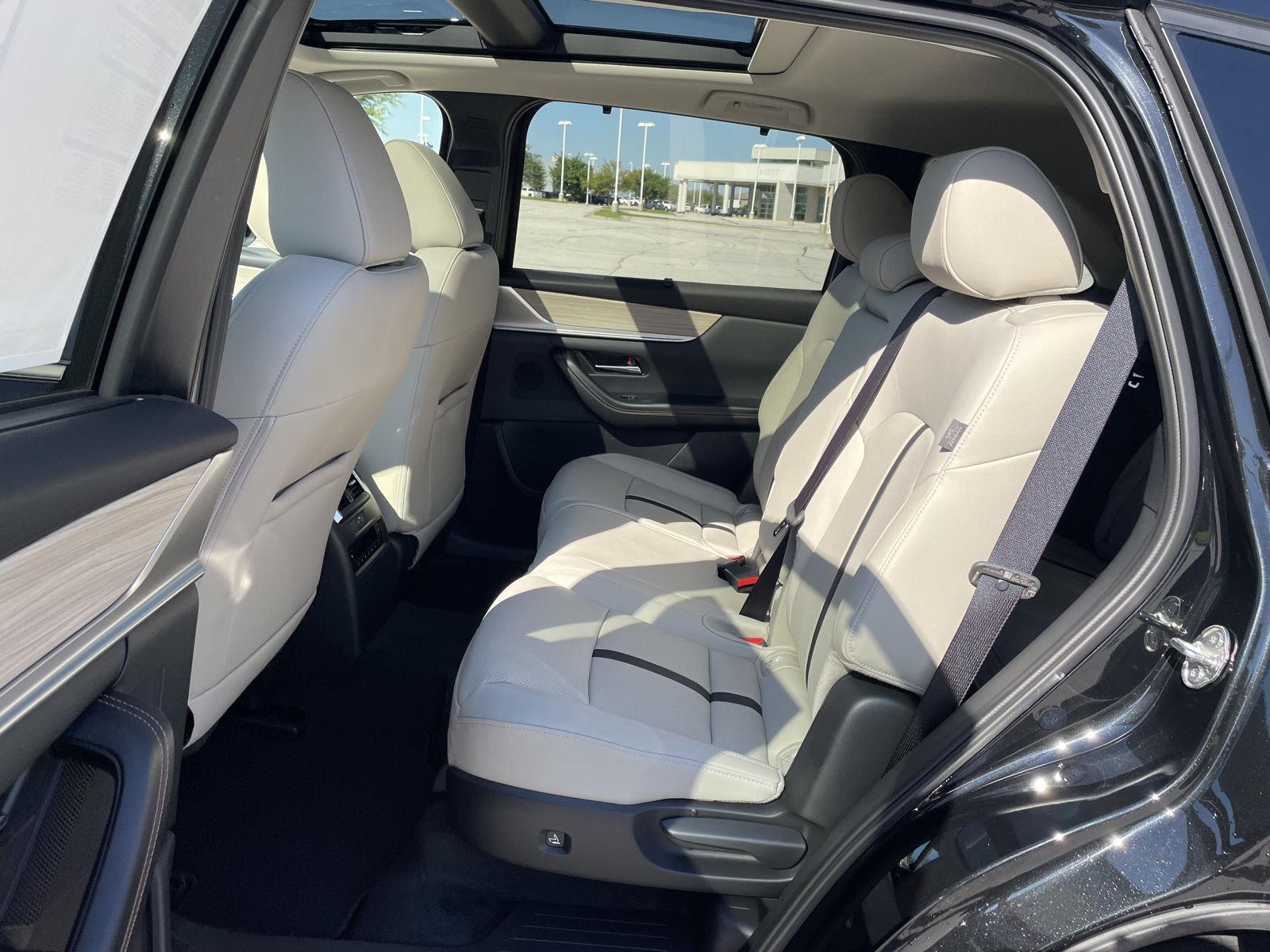 Vehicle photo 19