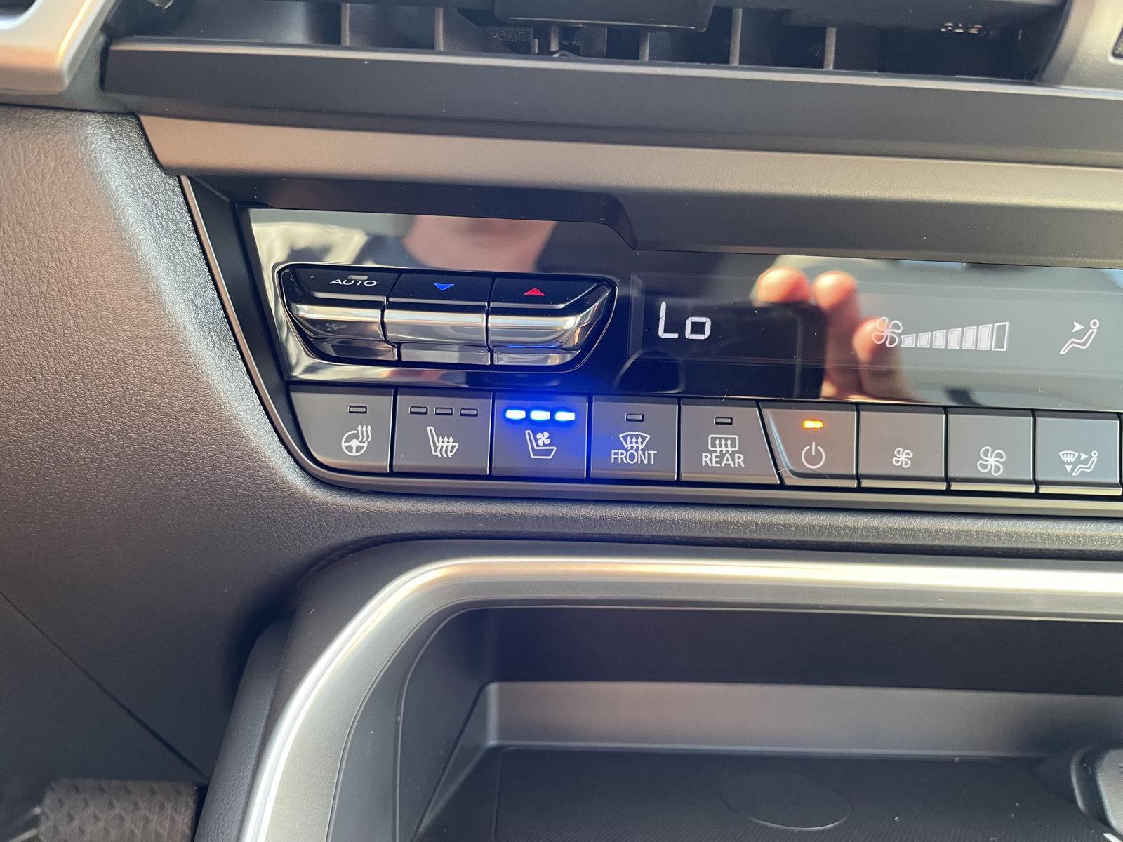Vehicle photo 30