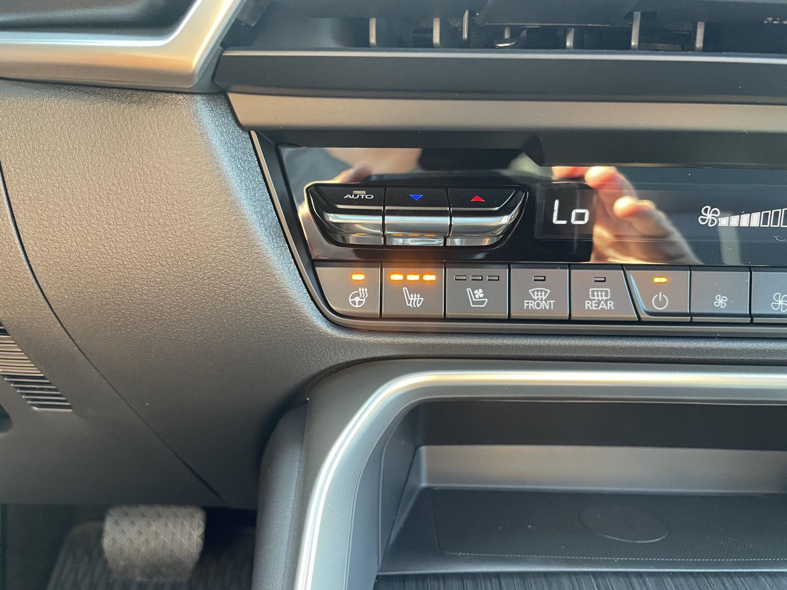 Vehicle photo 30