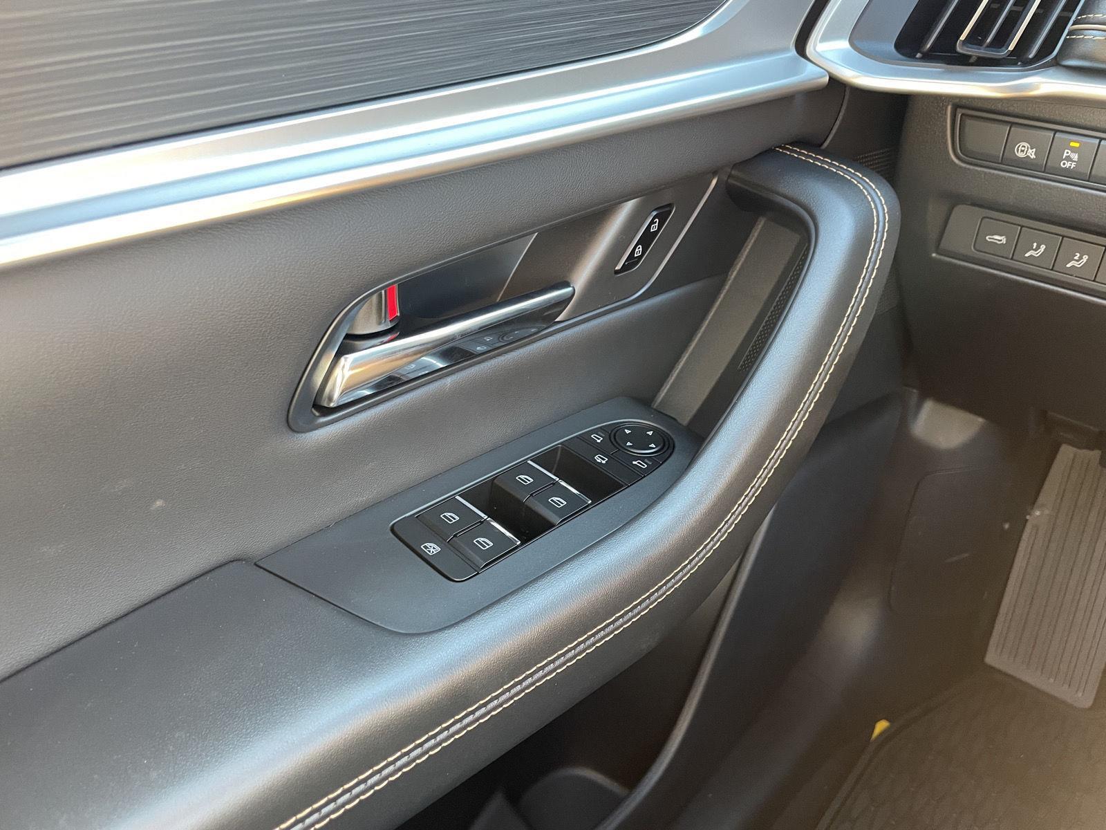 Vehicle photo 33