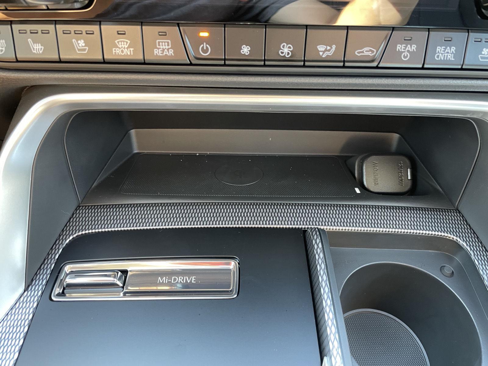Vehicle photo 29